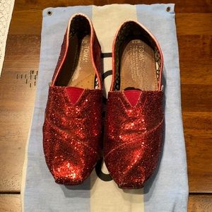Tom’s red glitter